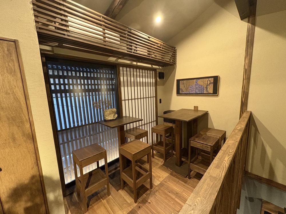 2階は吹き抜けと一部にテーブル席をご用意しています。